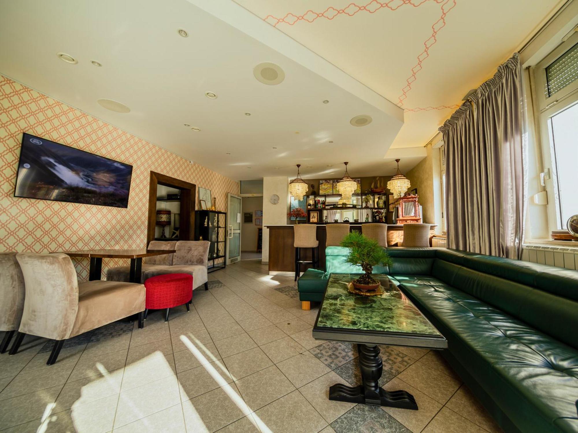 Hotel Maj Inn Моравске-Топлице Екстериор снимка